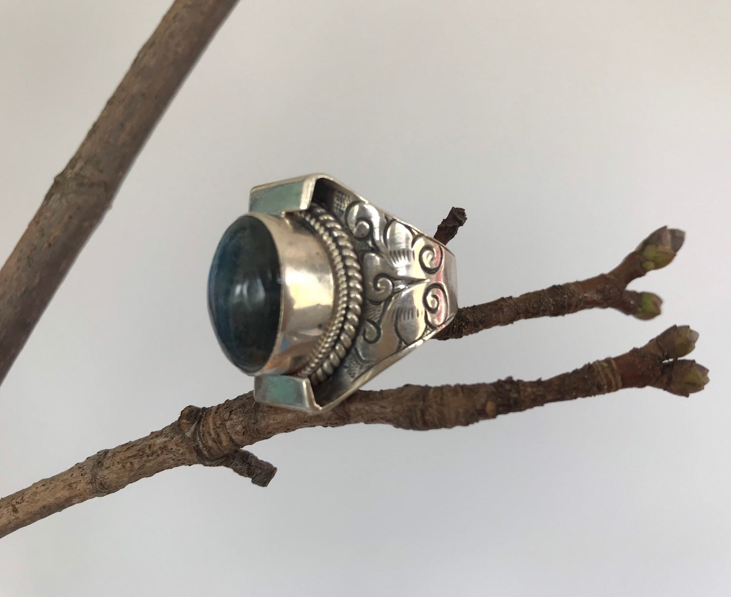 Tibetan saddle ring with labradorite stone.925 pure silver Stone of awareness, more joy, more sensible and mindful moments.Awakening