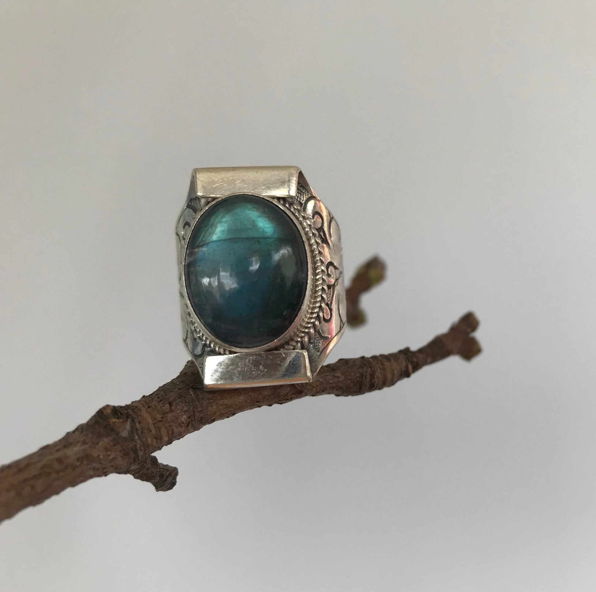 Tibetan saddle ring with labradorite stone.925 pure silver Stone of awareness, more joy, more sensible and mindful moments.Awakening