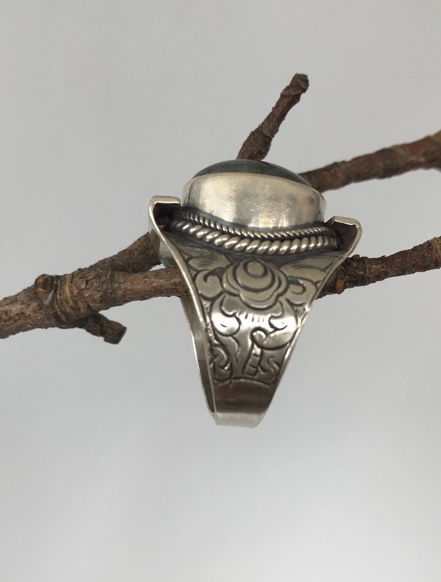 Tibetan saddle ring with labradorite stone.925 pure silver Stone of awareness, more joy, more sensible and mindful moments.Awakening