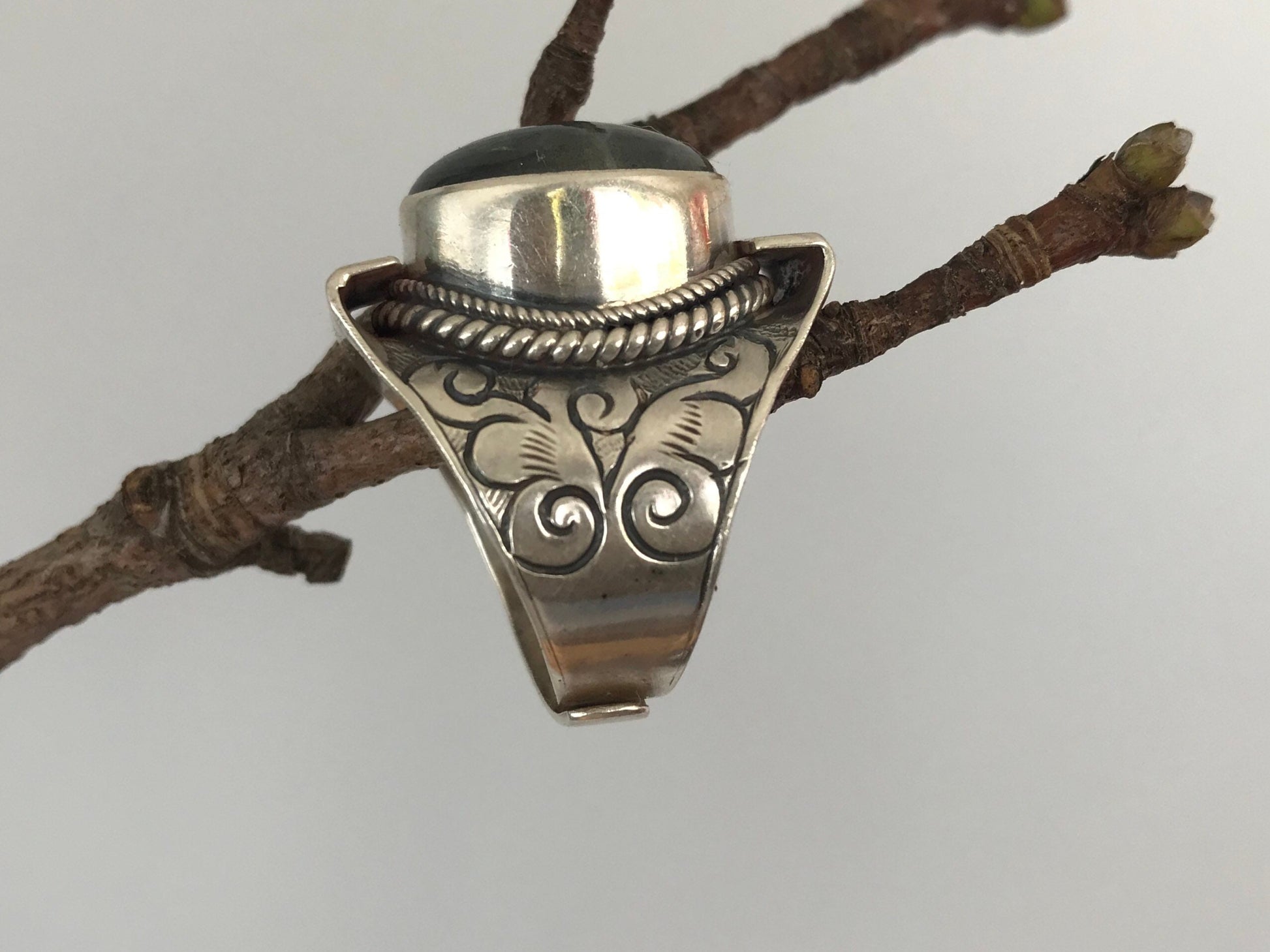 Tibetan saddle ring with labradorite stone.925 pure silver Stone of awareness, more joy, more sensible and mindful moments.Awakening