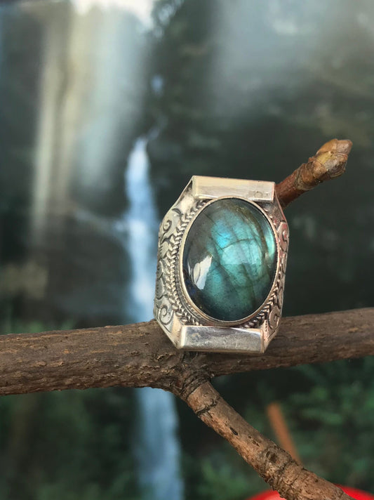 Tibetan saddle ring with labradorite stone.925 pure silver Stone of awareness, more joy, more sensible and mindful moments.Awakening