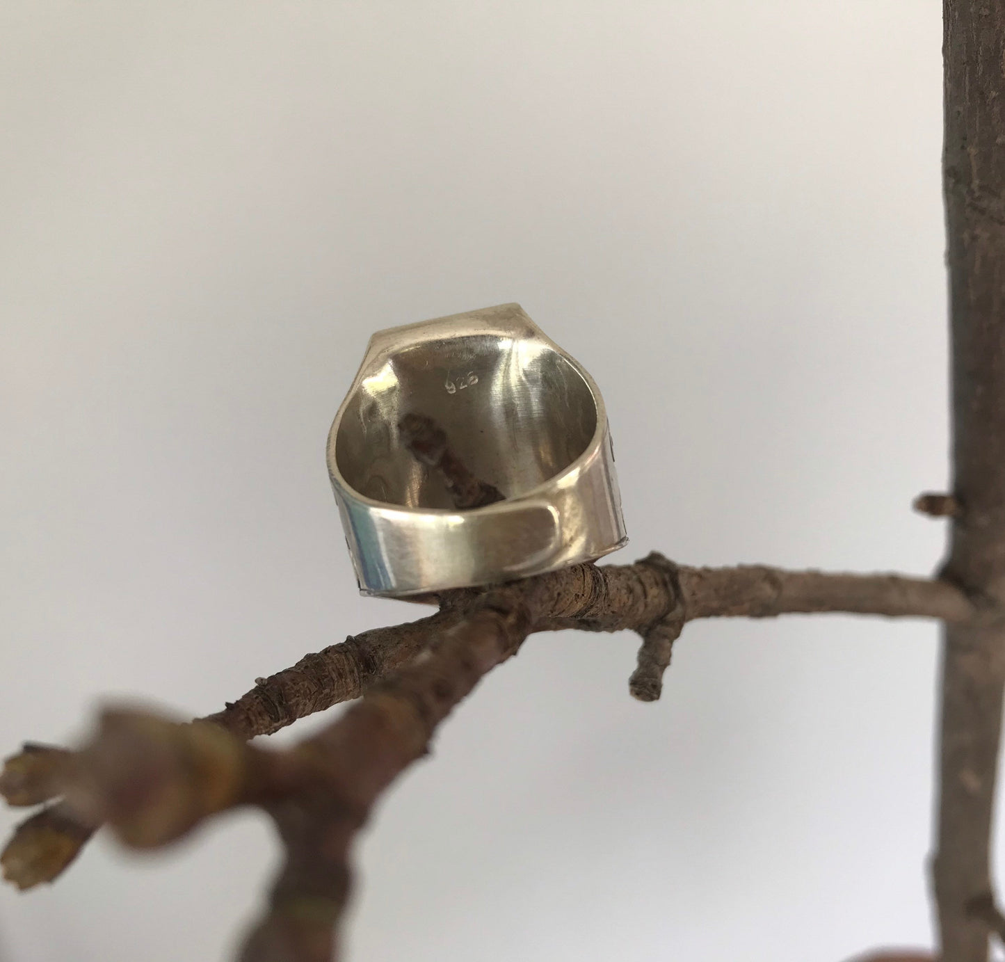 Tibetan saddle ring with labradorite stone.925 pure silver Stone of awareness, more joy, more sensible and mindful moments.Awakening