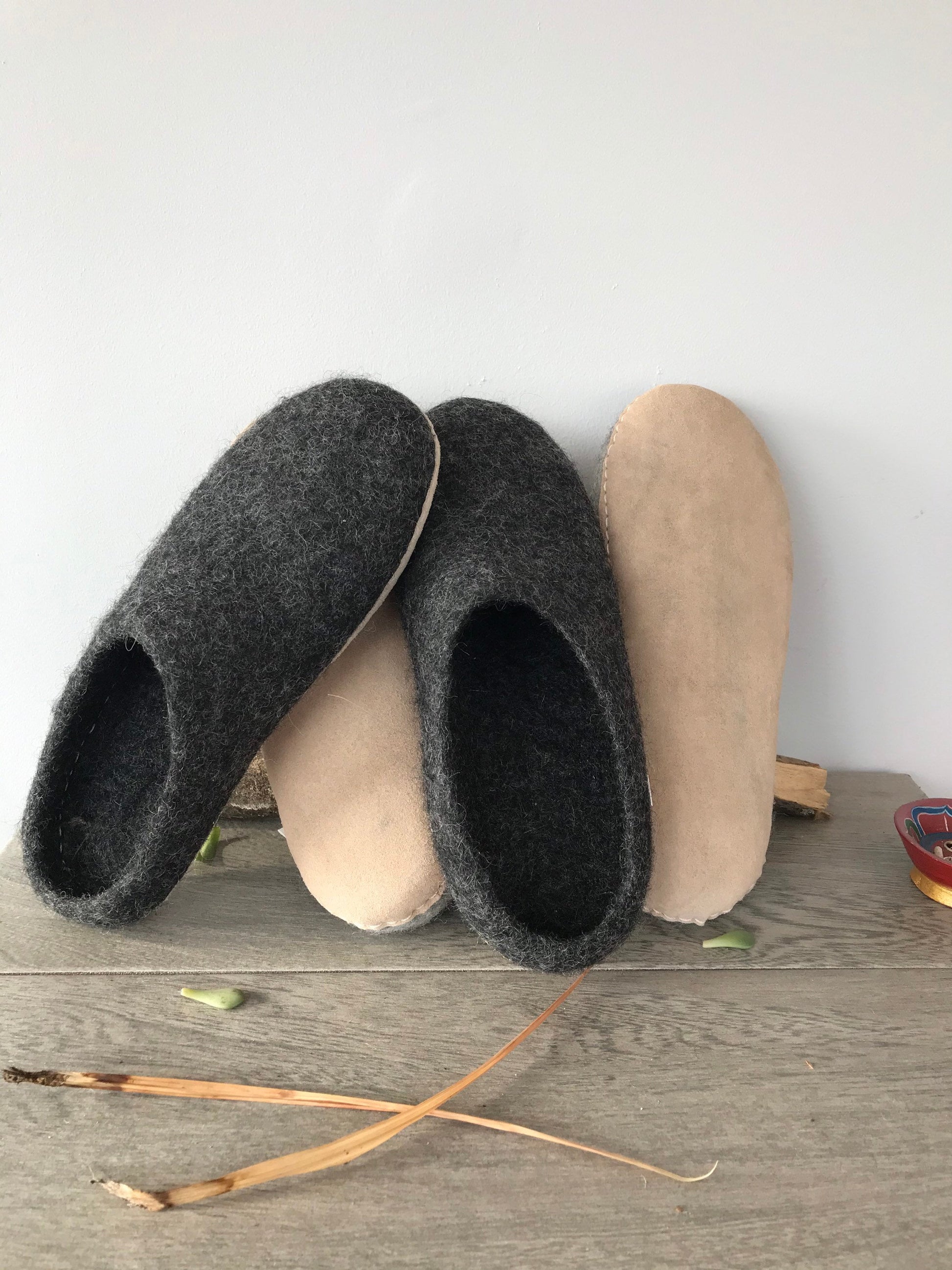 Eco friendly felt slippers. Natural gray, brown and dark gray 100% natural sheep wool,flat sole